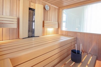 Sauna avec revêtement intérieur en hemlock et couchages en bois tendre sans aubier.