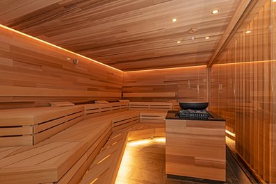 Sauna de bien-être avec banquettes sur mesure à trois niveaux