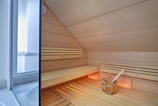  Design sur mesure : sauna dans une niche de toit